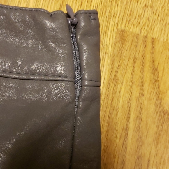 NWT gray vegan leather miniskirt LF sz small - Picture 3 of 4